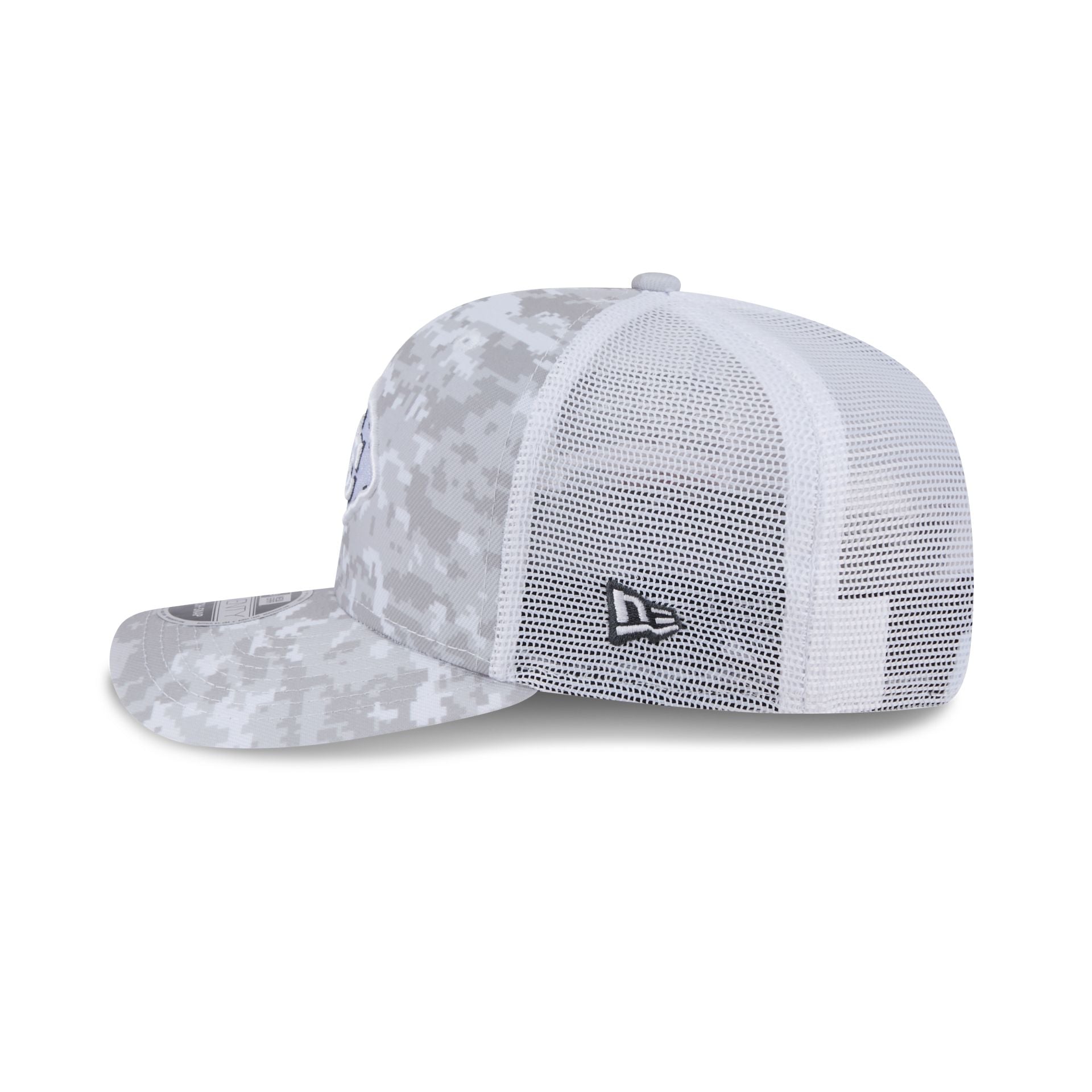 Kansas City Chiefs 2024 Salute to Service 9SEVENTY Trucker Hat